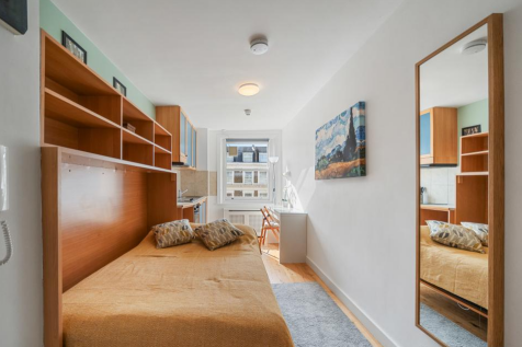 ALL UTILITY BILLS INCLUDED - A charming, self-contained studio apartment situated within a well-maintained period property in Earls Court, London SW5. This unique home boasts a spacious kitchen, sleep