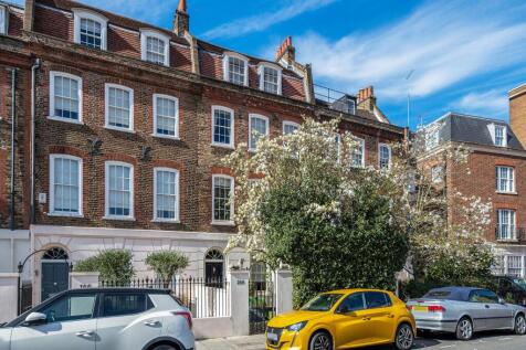A particularly attractive Georgian house set back from the road, behind wrought iron gates. Arranged over four floors, this beautiful Freehold house is set back from the road and is located in Belgrav
