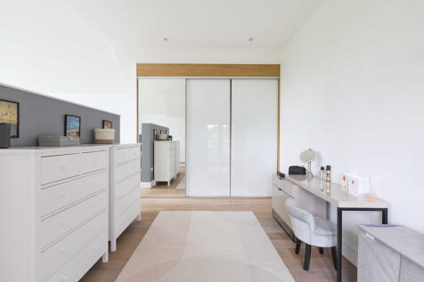 7 Hill Farm View ...