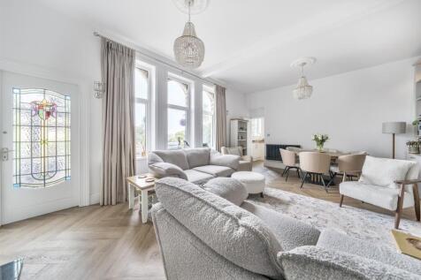Sitting/Dining Room