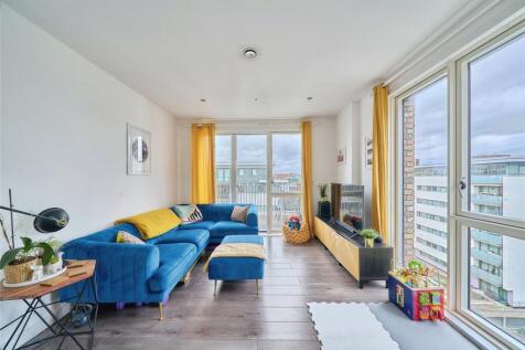 3 bed, 2 bath Flat in London - Photo 3