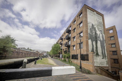 Avery Residential is proud to offer this 1 Bed Apartment at Lockside House, Birmingham. This stylish one-bedroom, one-bathroom apartment on the first floor of Lockside House offers contemporary living