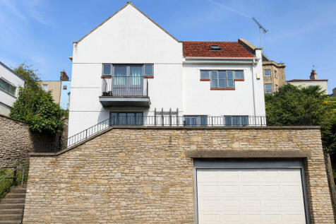 Available for 5 professionals, this spacious and well-presented five-double-bedroom HMO is located on the popular Dove Street in the heart of Stokes Croft. Available NOW!