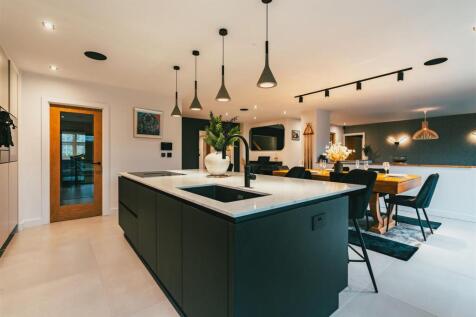 5 bed, 4 bath Detached in Sheffield - Photo 8