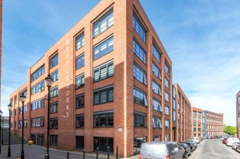 Stylish 2-bedroom upper floor apartment in prime location. Fully furnished with contemporary decor. Spacious living area, modern kitchen, and two well-appointed bedrooms. Close to amenities and transp