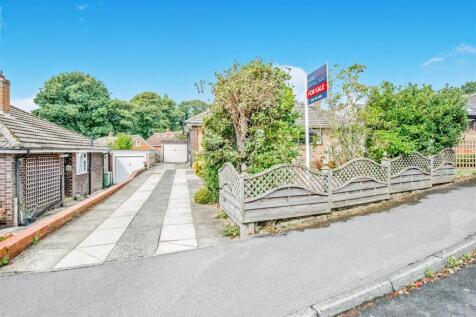 Off Street Parking / Driveway / Single Garage: