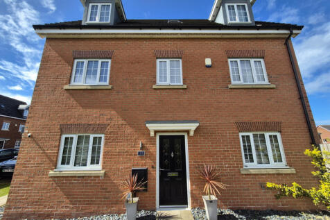 4 bed detached house for sale Broadleaf Crescent,