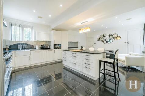 7 bed, 3 bath Detached in Birmingham - Photo 9