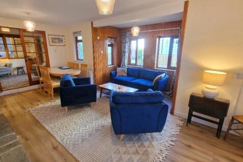 Sitting Room / Dining Room