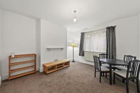 Spacious first-floor one-bedroom flat with separate kitchen, generous reception room, part-furnished and ideally located close to Highgate and or Archway Station.