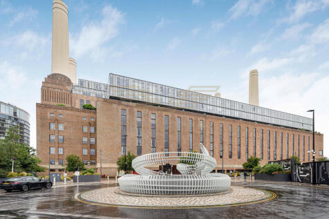 Luxury studio on 4th floor of Battersea Power Station's Switch House. Featuring bespoke kitchen/bathroom, open plan design. Access to 24/7 concierge, gym, pool, cinema, and Electric Boulevard's shops