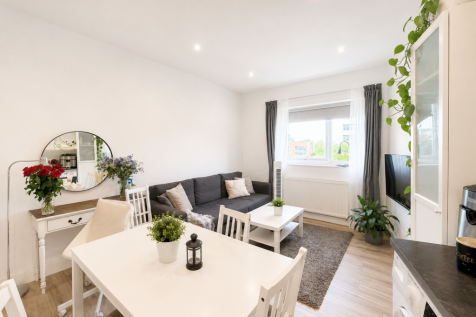 Situated within a secure gated development, this beautifully presented second-floor apartment offers two spacious double bedrooms in a highly sought-after location. The property features open-plan kit