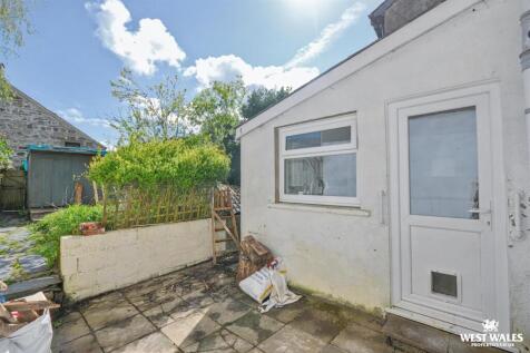 Rear Garden Patio (South Facing)