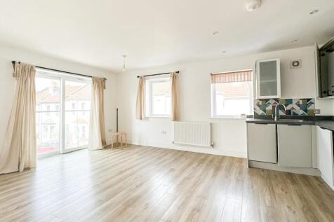 Hunters present to the market this quirky and immaculate two bedroom apartment in 'The Chessels'
