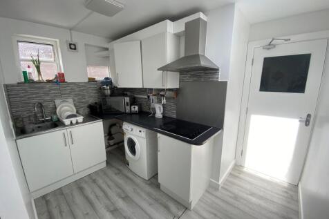 ** Zero Deposit Guarantee Available **
** HOUSE SHARE ** BILLS INCLUDED ** AVAILABLE END OF JULY **