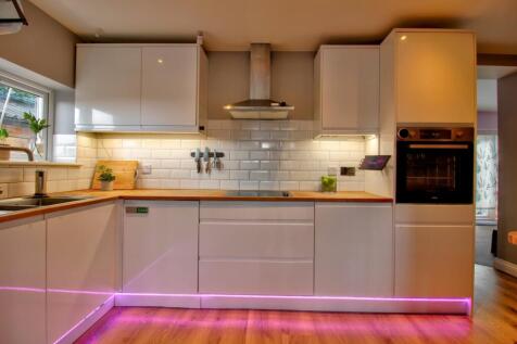 Hall Close Stoneleigh - Matt Clinton EweMove Kenil