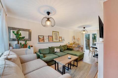 118 Coronation Drive lounge.jpg