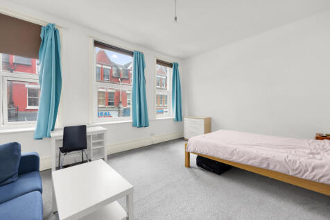 Set within a beautiful Victorian property in the heart of Crouch End, this studios apartment offers bright, airy and well-proportioned accommodation throughout.