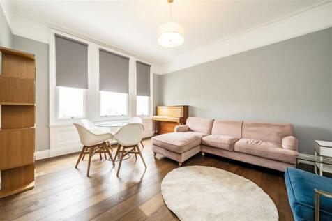 Immaculately presented two bedroom apartment situated on Ridgmount Gardens with a large bright reception room and dining space. The separate kitchen is well equipped and contemporary.