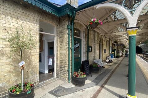 Retail Property (high street) to rent in knaresborough