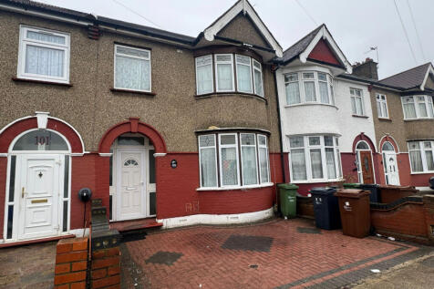 4-bedroom House in Barking
