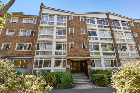 A very large and spacious studio apartment within close proximity to Kennington underground. Rent includes Hot water AND heating. The location is great for transport links to the city.