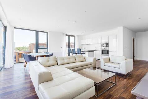 A spectacular triple aspect penthouse apartment with multiple terraces and balconies arranged over 1,400 sq ft with three bedrooms, two bathrooms, study and fine views from all the principle rooms. Oc