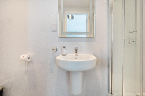 En suite shower r...