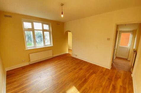 01 Bed - Studio Flat in Hanwell, W7, This one-bedroom studio flat is located close to Boston Manor Station, Hanwell Station, and Northfields Station. The flat includes a double bedroom, a kitchen with