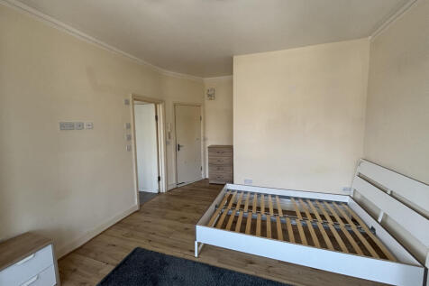 Two Six Estates are proud to present an extremely spacious, first floor, en-suite room in the heart of N13. The property benefits greatly from, a spacious reception/bedroom space, with a private en-su