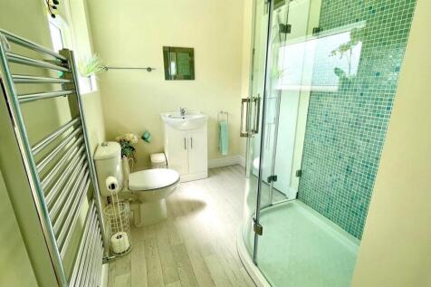 JACK AND JILL 3-PIECE EN SUITE SHOWER ROOM