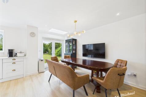 CAM03218G0-PR0634-STILL025