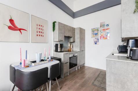 Kitchen & Dining