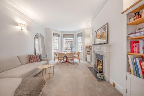 2 Bedroom Flat in W8 4JH