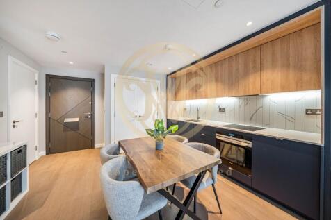 Studio flat available as furnished in Oval Village, stone throw away from Vaxuhall station and amenities