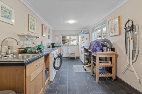 3 bed, 2 bath Detached Bungalow in Leeds - Photo 14