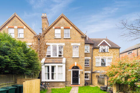 A well presented ground floor studio apartment set within a period conversion and situated minutes away from Teddington High Street and train station. Features include a kitchenette; appliance to incl