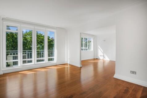 An exceptionally bright and spacious three bedroom apartment on the 2nd floor (with lift) of this well-maintained, purpose-built block on Kensington High Street, with resident porter. The property fea