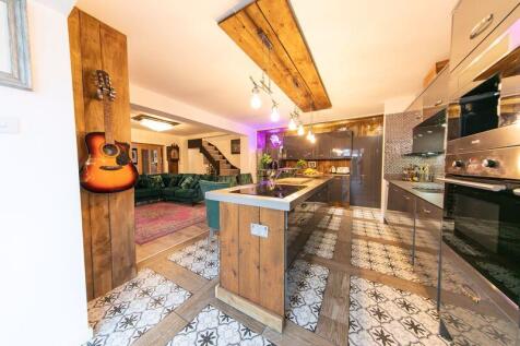 Kitchen &amp; living area