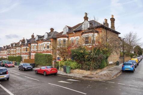 ZERO DEPOSIT AVAILABLE. LONG LET. Presented in good order throughout this three double bedroom flat offers well proportioned living space and easy access to Streatham Hill's shops and amenities.