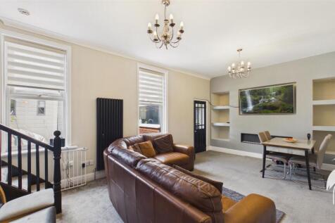 Lounge/Dining Area