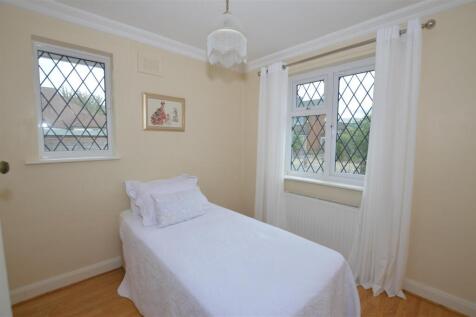 4 Woodlawn Cres bed 2.JPG