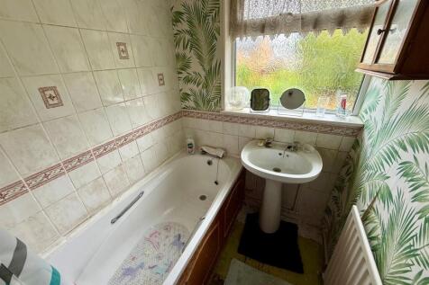 HR61 Bathroom.jpg