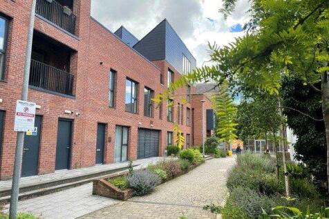 MODERN 3 BEDROOM, 2 BATHROOM TOWNHOUSE, PRIVATE ROOF TERRACE, OPEN-PLAN LIVING/KITCHEN, UTILITY ROOM, PARKING
