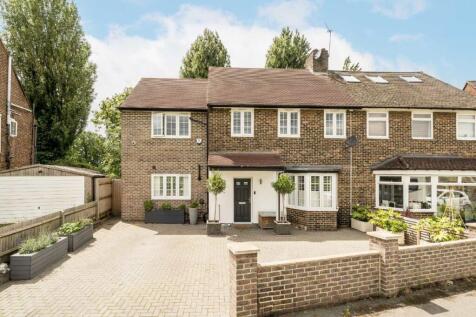 A beautiful presented three double bedroom house, benefiting from an impressive garden and heaps of natural light throughout the property. This property would be ideal for a family.