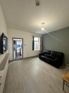 LARGE ROOMS AVAILABLE IN A HOUSE SHARE