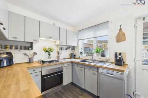 Kitchen with Breakfast Bar