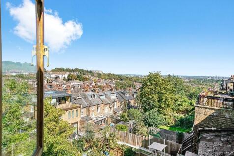 Unique and fun one bedroom split level apartment, well decorated throughout, recently fitted kitchen with amazing views!