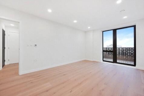 A stylish and well presented one apartment set within the sought after Sarsen House at the prestigious Hanwell Square development, offering contemporary West London living moments from the Elizabeth l