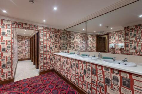 Highcliffe Manor WC.jpg